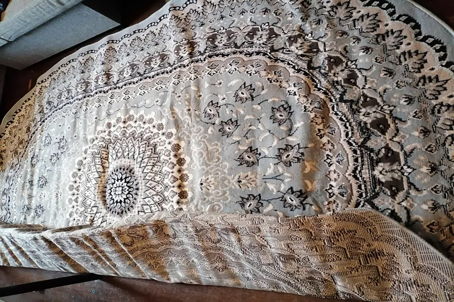 Не уходят заломы с ковра: почему так происходит и что можно сделать